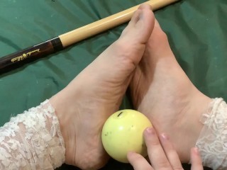 Fétichisme Des Pieds. Montrant Les Pieds Assis Sur Une Table De Billard