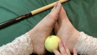 fétichisme des pieds. montrant les pieds assis sur une table de billard