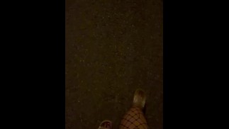 独自走在街上的女孩