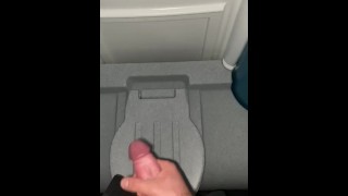 Masturbation dans les toilettes publiques sur la fête