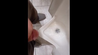 Писание в мужской комнате продуктового магазина