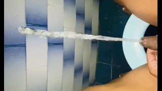 Bite non coupée Pissing fontaine sur le mur de la commode avant la douche regardez-moi pisser amant