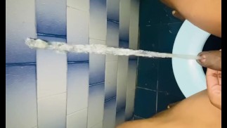 未切割的鸡巴热小便喷泉在墙上设置淋浴前的马桶上看我小便情人