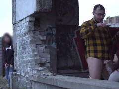 Странный чувак подглядывал за парочкой снимающих домашнее видео - Screenshot 10 of 16 - Subtitles