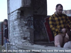 Странный чувак подглядывал за парочкой снимающих домашнее видео