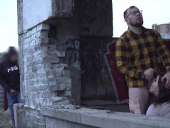 Странный чувак подглядывал за парочкой снимающих домашнее видео - Screenshot 13 of 16 - Milf Blowjob