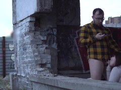 Странный чувак подглядывал за парочкой снимающих домашнее видео - Screenshot 4 of 16 - Point Of View
