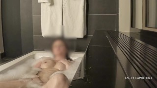 Me masturbo en un baño de burbujas para relajarme