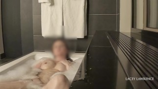 我在泡泡浴中自慰以放松