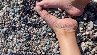 Расслабляющий фетиш ног на скалистом пляже Поклонение ногам