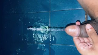 坐着未切割的热巧克力鸡巴在浴室里撒尿地板