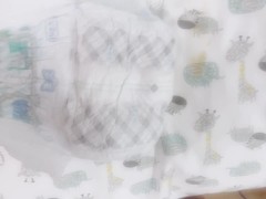 小さいペニスの男の娘、おむつを広げておしっこ - Screenshot 14 of 16 - Diaper Boy