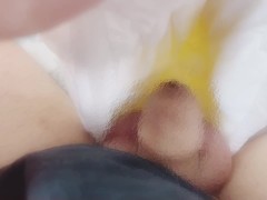小さいペニスの男の娘、おむつを広げておしっこ - Screenshot 5 of 16 - 包茎