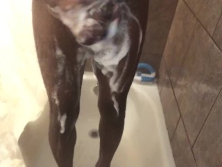 Поглаживаю свой Би-Би-Си в душе