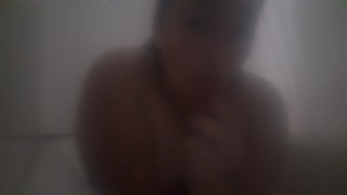 Jugando conmigo mismo en una ducha caliente y humeda