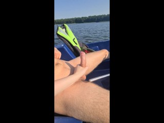 ドイツの忙しい湖のボートで見知らぬ人との危険な公共手コキ!(ティーザー)