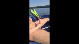ドイツの忙しい湖のティーザーでボートに乗った見知らぬ人との危険な公共手コキ