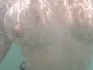 Flashing and Bouncing my Boobs Underwater in the Ocean