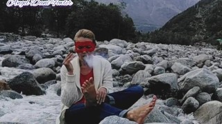 Hot milf rookt in het openbaar tussen de bergen
