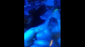 смазанные маслом накачанные большие гладкие шары в синем свете