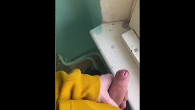 Парень дрочит в школе