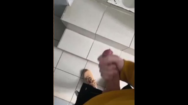 Парень дрочит в школе