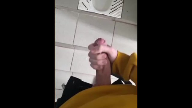 Парень дрочит в школе