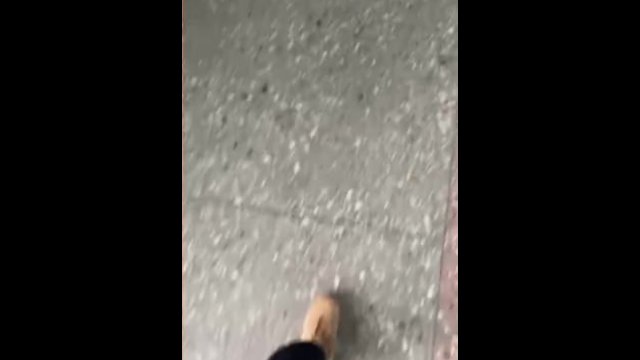 Парень дрочит в школе
