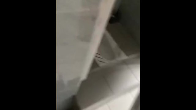 Парень дрочит в школе