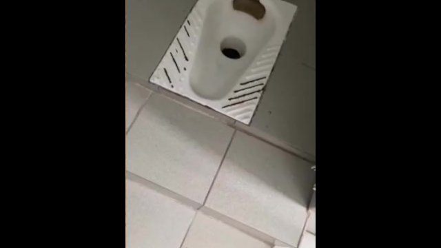 Парень дрочит в школе