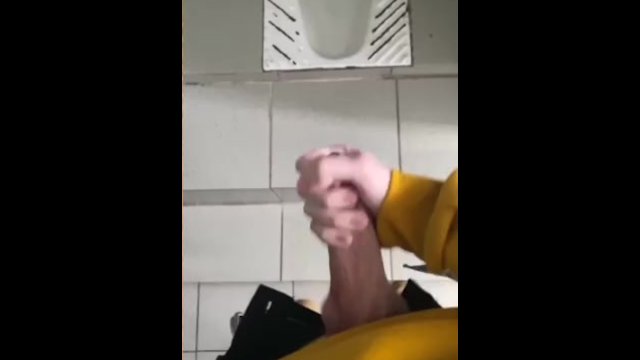 Парень дрочит в школе