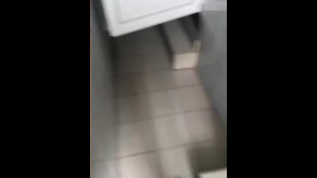 Парень дрочит в школе