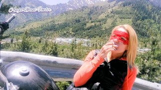 Fumer motard MILF sur la route.