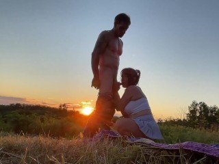 Outdoor-Sex Auf Dem Gipfel Des Sonnenuntergangs in Den Bergen. (feat Tarrant Und Alice)