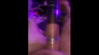 抽出的鸡巴如此僵硬和坚硬地拍打着泵