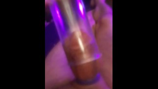 Слезание моего неряшливо смазанного маслом члена с помпы для пениса после сеанса