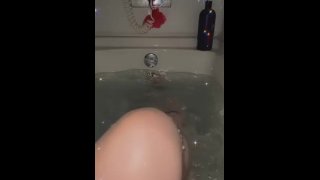 Angel en su bañera de hidromasaje