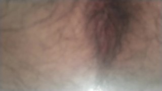 Un giapponese peloso si accovaccia e si masturba. La contrazione dell'ano al momento dell'eiaculazione
