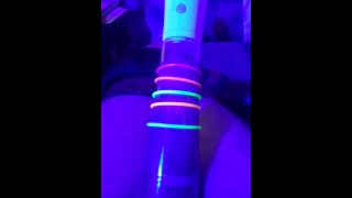 bombeando pau sob luz azul com anel peniano brilhante # 5