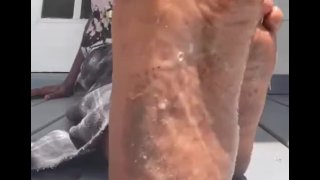 Противные cuM ноги играют. Полное видео по моей ссылке на Onlyfans в биографии.