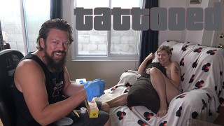 Татуированная 1 - порнозвезда Jamie Stone делает татуировки