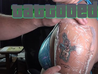 Tatuado 2 - Pornstar Jamie Stone Dando Tatuagens