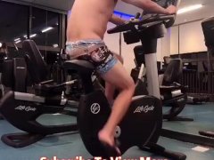 Shenzhen Chinese Movie Actor Workout in the Gym Half Naked 深圳帅哥酒店健身房激情运动