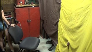 AK Arbeitet Das Glory Hole und Kümmert Sich Um Zwei Schwänze Auf Einmal