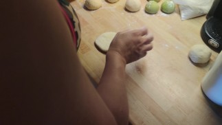 在烘烤 AUTHENTIC 时无法抗拒他妈的