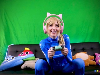 雷克斯·莱德 XXX |cosplay 女孩决定在流媒体时做爱 |以色情明星艾莉安妮为特色