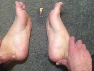 NICHT ALLE GROSSEN RIESEN SIND MONSTER - WENN MAN SCHRUMPFT, IST ES GUT, IN SICHEREN HÄNDEN ZU SEIN - MANLYFOOT