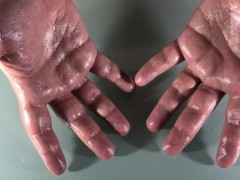Massage de mains bien huileuse