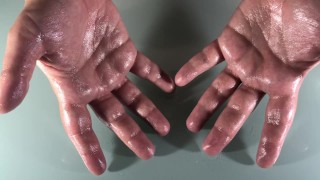 Massage de mains bien huileuse