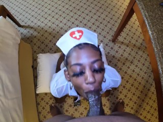 Petite Ebony Verpleegster Santana Wist Hoe Ze De BBC Beter Kon Laten Voelen. Slordige Pijpbeurt!!!